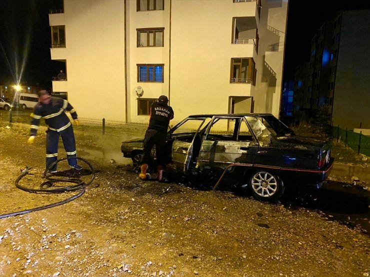 Ardahan'da park halindeki otomobil yandı