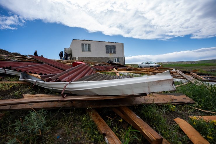 Başkentte şiddetli rüzgar nedeniyle bir evin çatısı uçtu