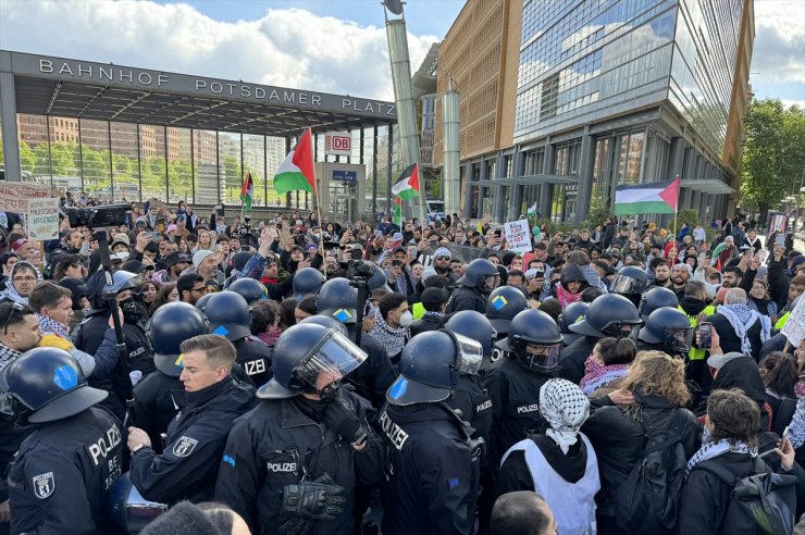 Berlin'de, Almanya'nın İsrail'e silah sevkiyatına protesto