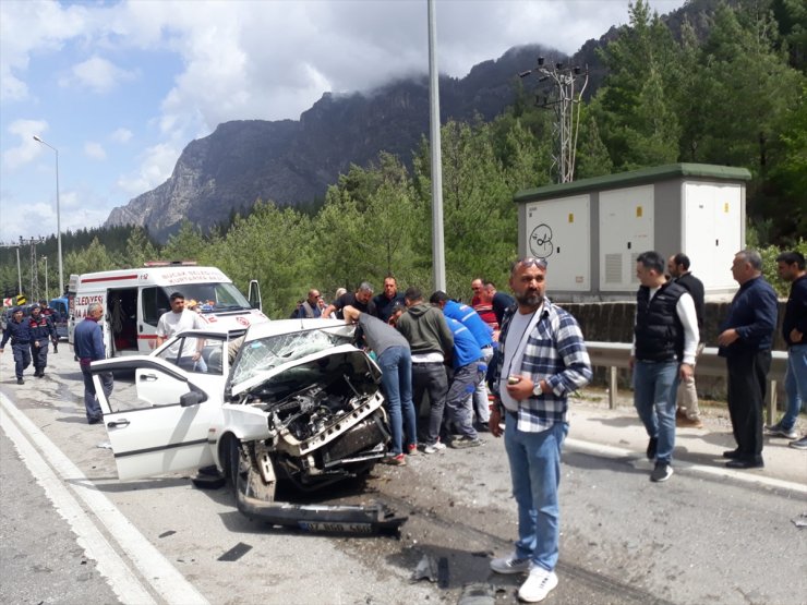 Burdur'da iki otomobilin çarpıştığı kazada 1 kişi öldü 7 kişi yaralandı