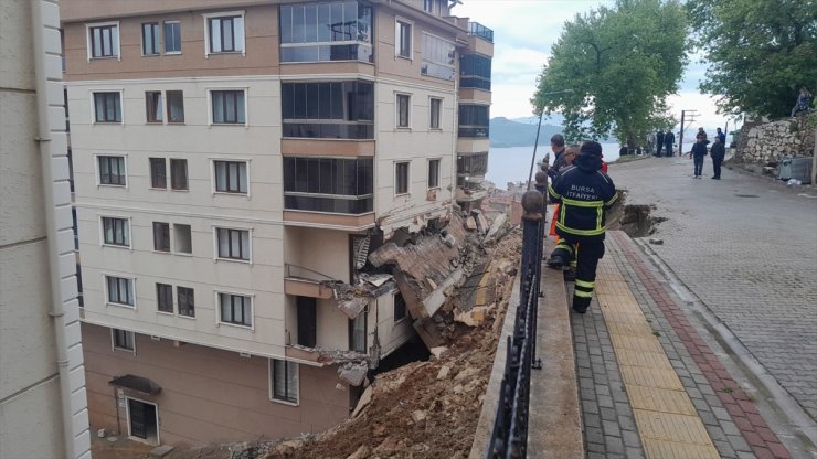 Bursa'da istinat duvarının, üzerine devrildiği apartmandaki 2 kişi yaralandı
