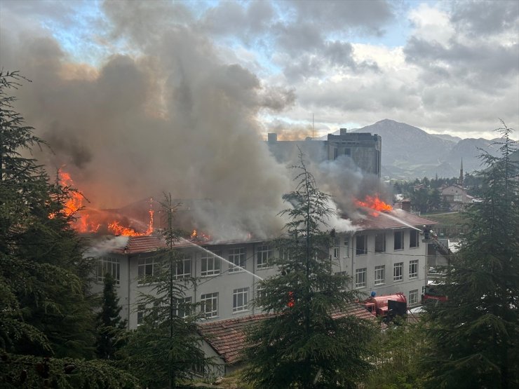 Isparta'da atıl durumdaki okulun çatısında çıkan yangında hasar oluştu