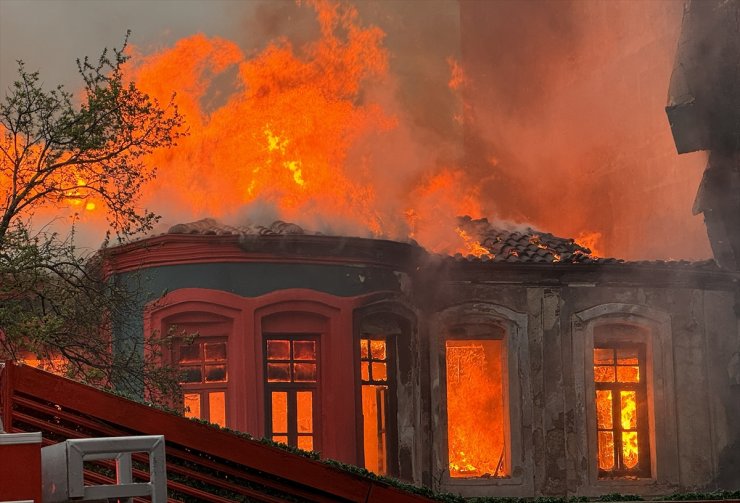 Kırklareli'nde 2 katlı tarihi binada çıkan yangına müdahale ediliyor