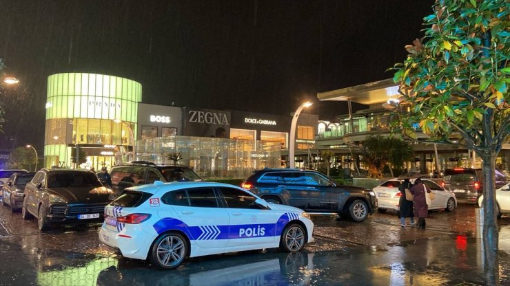 Sarıyer'de alışveriş merkezinin otoparkındaki araçta çıkan yangın söndürüldü