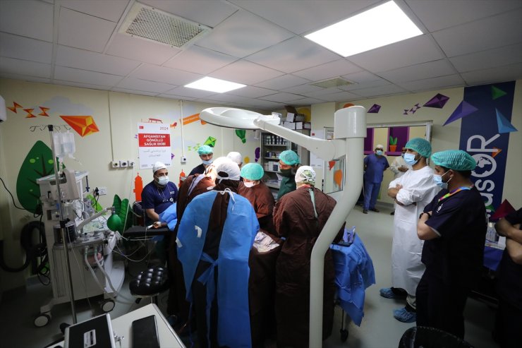 Türk doktorlar kritik durumdaki Afgan çocuk hastalara umut oluyor