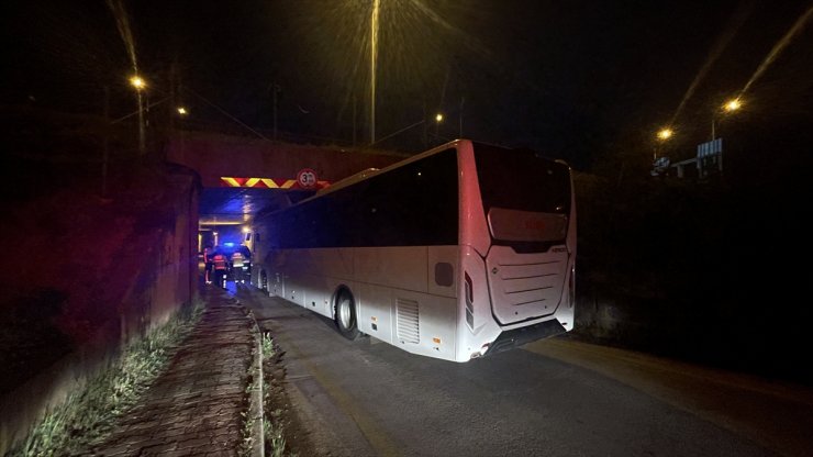 Bolu'da alt geçide sıkışan yolcu otobüsü kurtarıldı