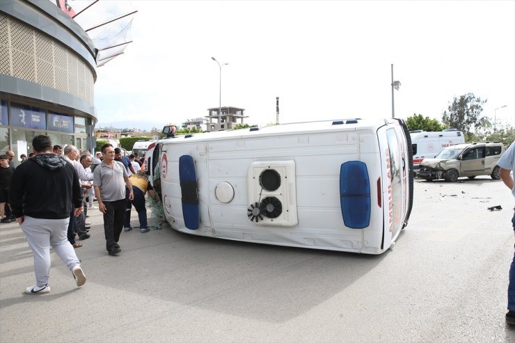 Hatay'da hafif ticari araç ile ambulansın çarpıştığı kazada sürücüler yaralandı