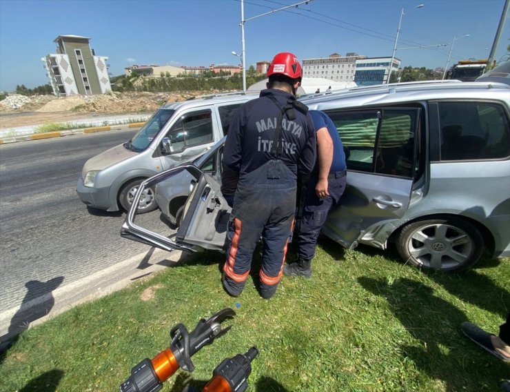 Malatya'da 3 aracın karıştığı kazada 4 kişi yaralandı