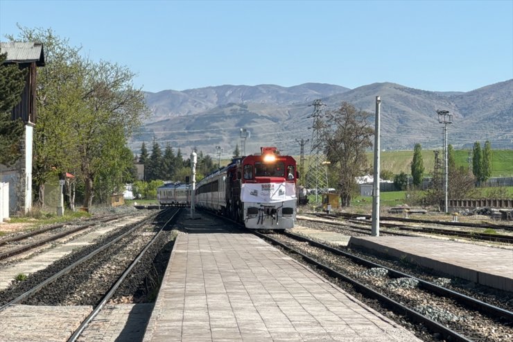 "Turistik Diyarbakır Ekspresi"nin yolcuları Elazığ'ı gezdi