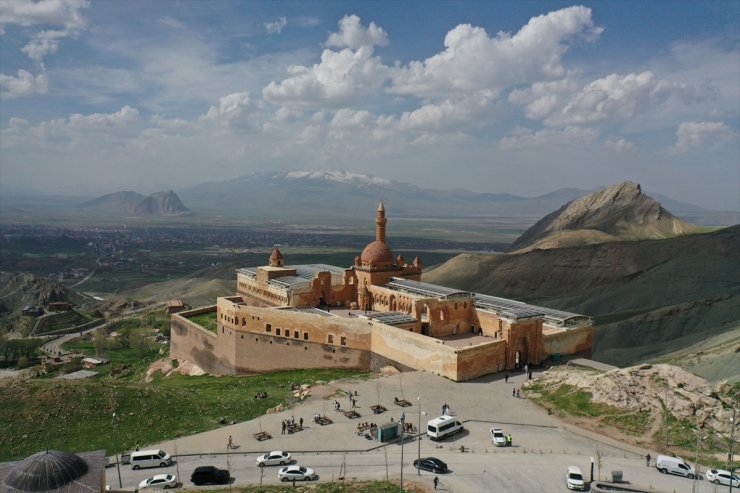 Turistler "Turizm Haftası"nda da rotayı İshak Paşa Sarayı'na çevirdi