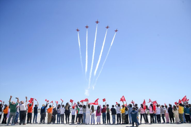 Türk Yıldızları'nın kahraman pilotları, çocuklara 23 Nisan coşkusu yaşattı