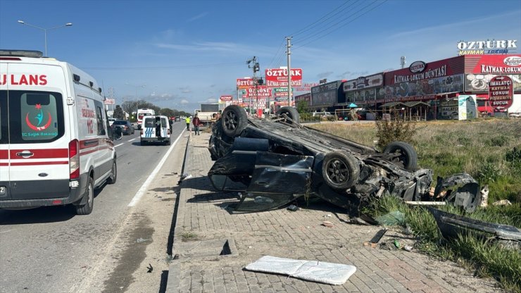 Afyonkarahisar'da kamyonun çarptığı otomobildeki 3 kişi yaralandı