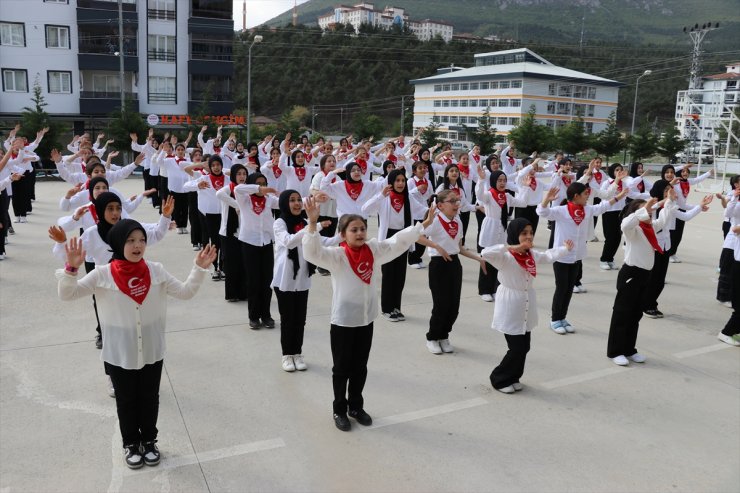 Amasya'da ortaokul öğrencileri "Memleketim" şarkısını işaret diliyle söyledi