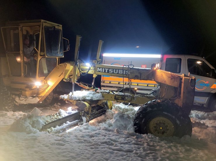 Bayburt'ta kar nedeniyle dağ yolunda mahsur kalan 4 turist kurtarıldı