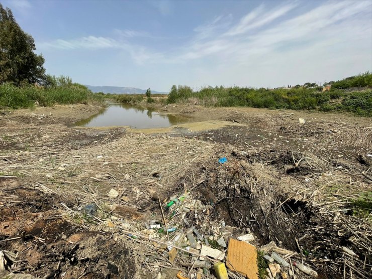 Büyük Menderes Nehri'nin bazı bölümlerinde sular çekildi