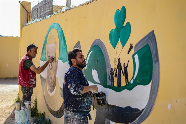 İdlib'de, uzaya giden ilk Suriyeli kozmonot Faris'in anısına okul duvarına grafiti çizildi