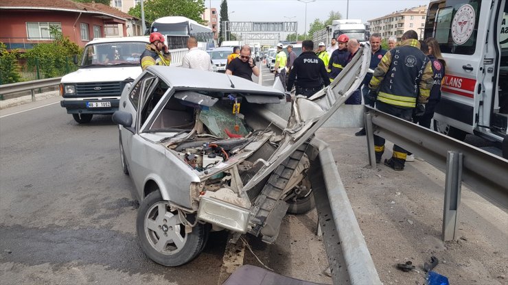 Kocaeli'de bariyere çarpan otomobilin sürücüsü öldü