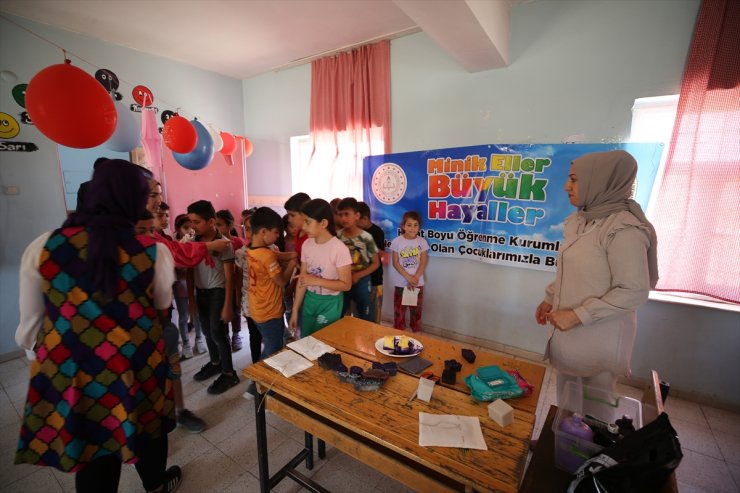 Mardin'de kırsal mahallelerde öğrenciler 23 Nisan'ı etkinliklerle kutluyor