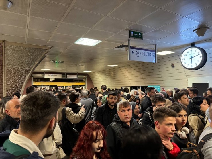 Metro arızası nedeniyle Altunizade İstasyonu'nda yoğunluk