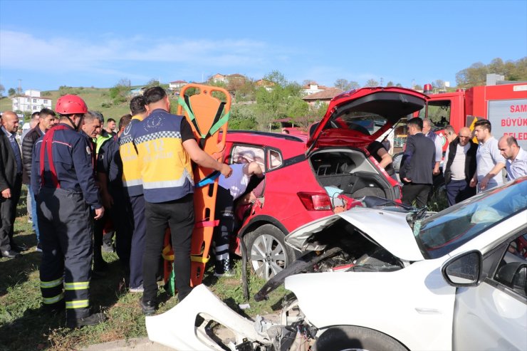 Samsun'da iki otomobilin çarpıştığı kazada 8 kişi yaralandı