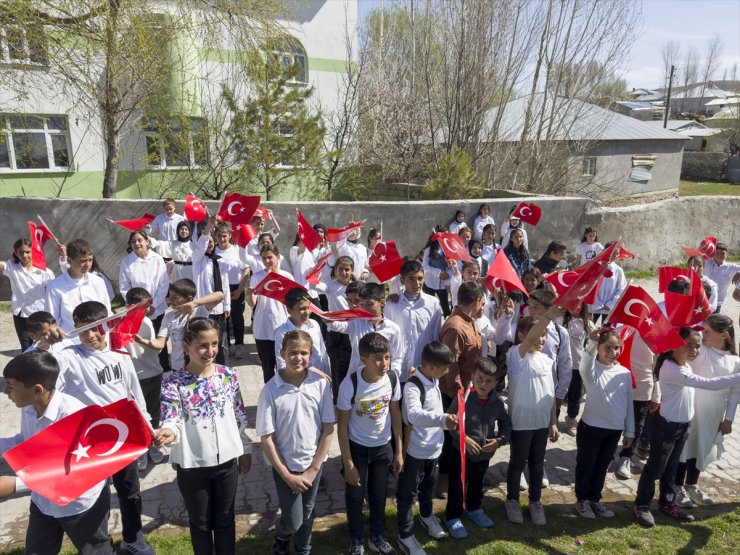 Van'da öğrenci ve öğretmenler Türk bayraklarıyla kortej yürüyüşü yaptı