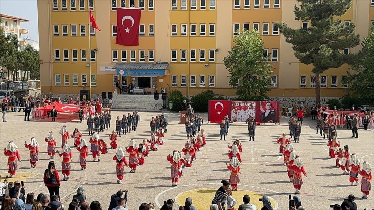 Antalya ve çevre illerde 23 Nisan Ulusal Egemenlik ve Çocuk Bayramı kutlandı