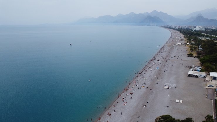Antalya'da vatandaşların güzel havada sahil keyfi