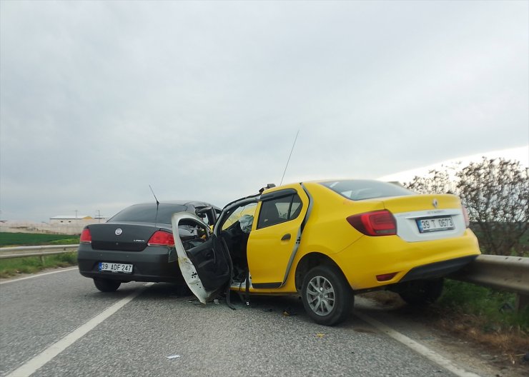 Kırklareli'nde taksi ile otomobilin çarpıştığı kazada 5 kişi yaralandı