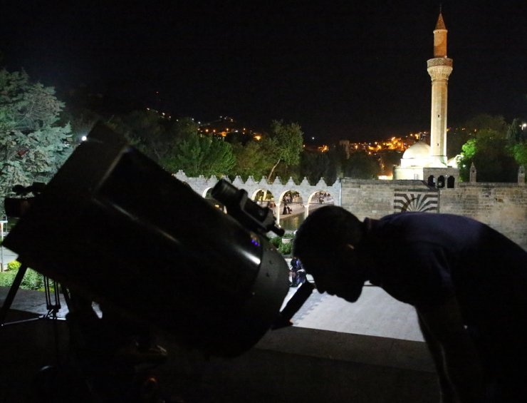 Şanlıurfa'da öğrenciler, gökyüzünü teleskopla izledi