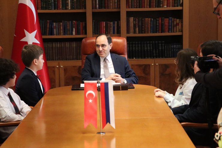 Türkiye'nin Moskova Büyükelçisi Bilgiç, 23 Nisan dolayısıyla koltuğunu 13 yaşındaki Mete'ye devretti