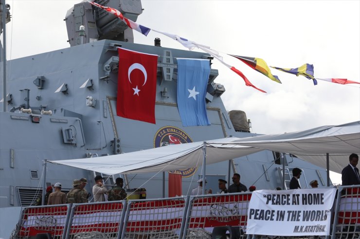 Türkiye'ye ait askeri gemi, Mogadişu'ya ulaştı