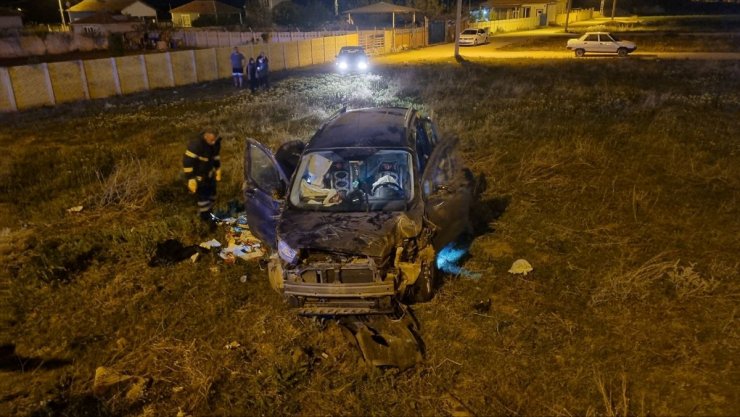 Çorum'da otomobil ile çarpışan hafif ticari araçtaki çocuk öldü, 4 kişi yaralandı