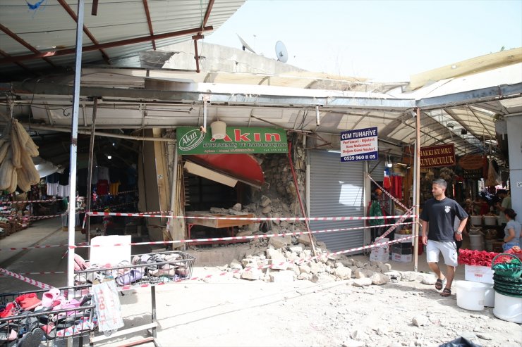 Hatay'da depremde ağır hasar gören iş yeri kısmen çöktü