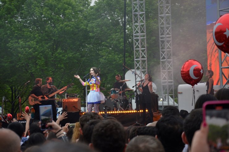 Şarkıcı Nil Karaibrahimgil Bursa'da konser verdi