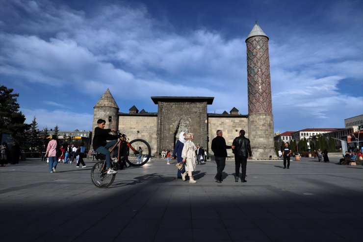 Soğuk iklimiyle türkülere konu olan Erzurum "yaz gibi" bir ilkbahar yaşıyor