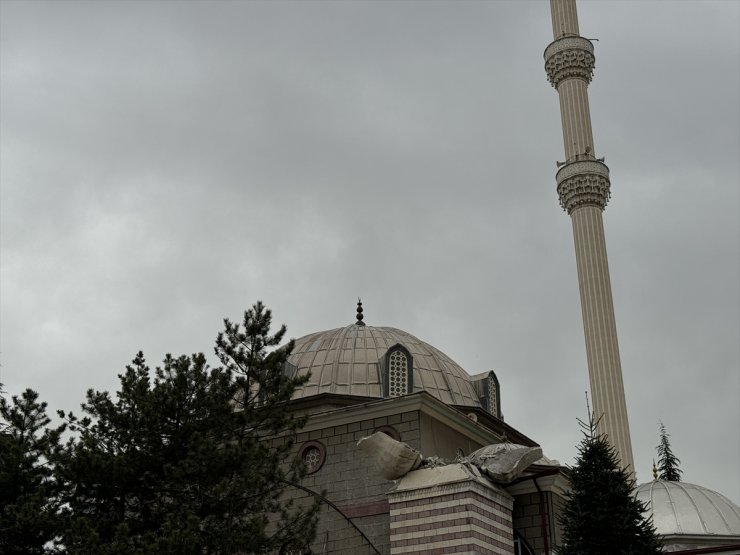 Çankırı'da cami minaresinin yıkılma tehlikesi nedeniyle çevresindeki binalara tahliye kararı verildi