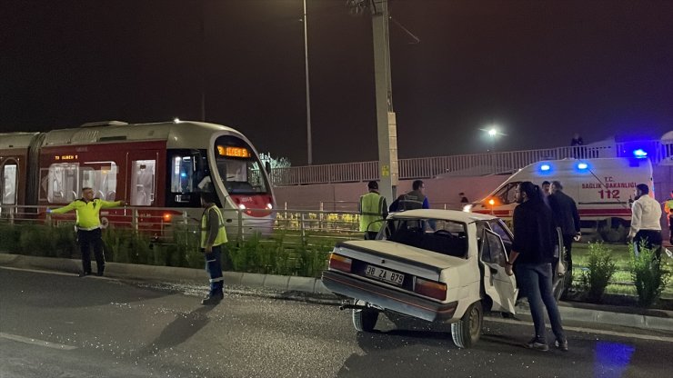 Kayseri'de tramvay yoluna giren otomobildeki 2 kişi yaralandı