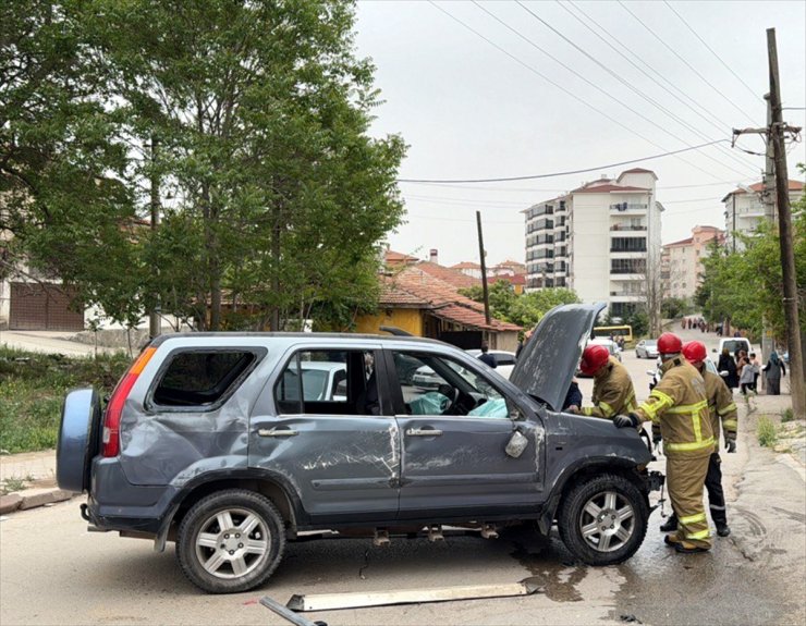 Kırıkkale'de cip ile otomobilin çarpışması sonucu 3 kişi yaralandı