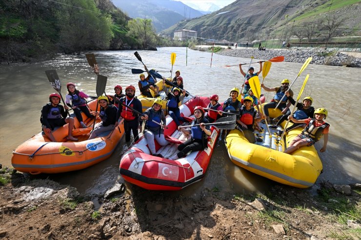 Raftingciler, ilkbaharda daha coşkulu akan Çatak Çayı'nda şampiyonalara hazırlanıyor