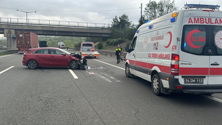 Anadolu Otoyolu'nun Bolu kesiminde tıra çarpan otomobildeki 4 kişi yaralandı
