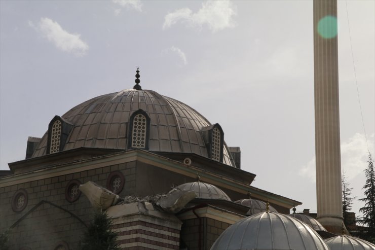 Çankırı'da devrilme tehlikesi bulunan minarenin kontrollü yıkımına başlandı
