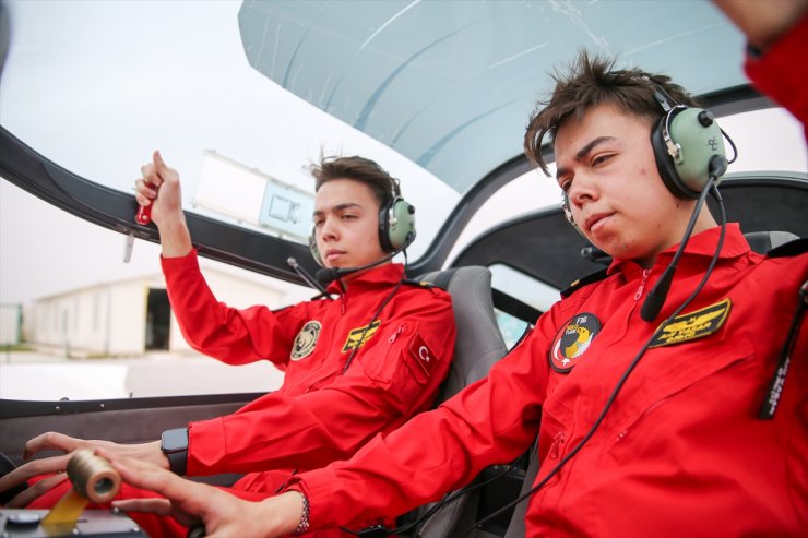 Pilotaj öğrencisi tek yumurta ikizinin hedefi gökyüzünde de ayrılmamak