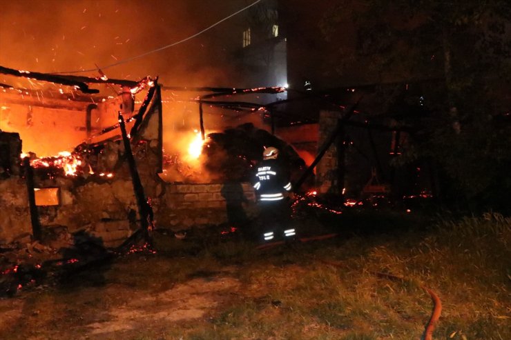 Samsun'da çıkan yangında iki katlı ahşap ev ile samanlık ve depo yandı