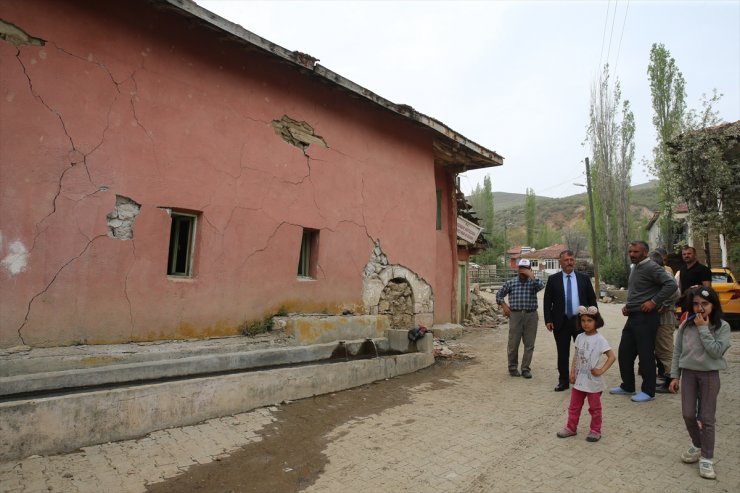 Sulusaray'da depremlerin ardından tarihi caminin girişi ortaya çıktı