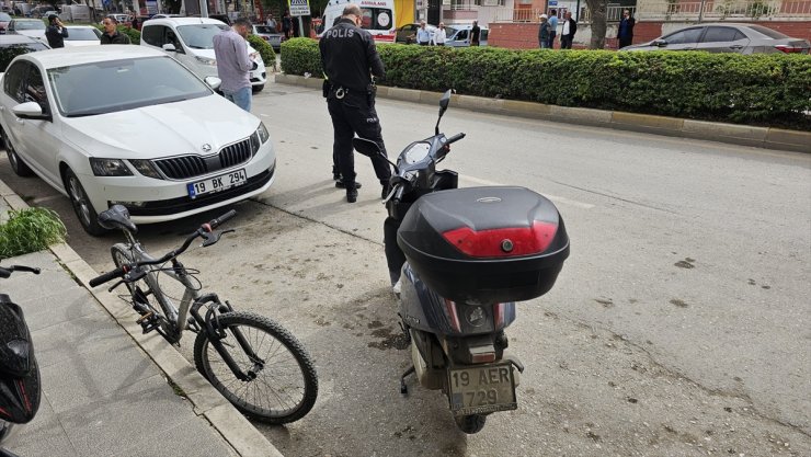 Çorum'da motosikletle bisikletin çarpıştığı kazada 3 kişi yaralandı