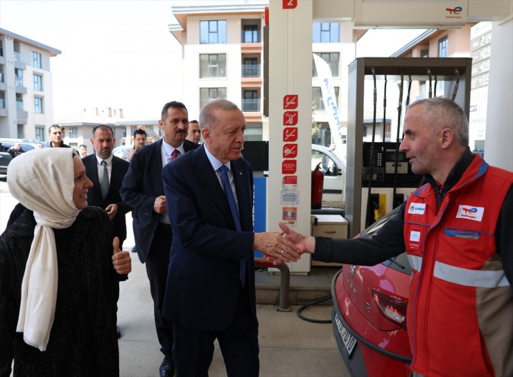 Cumhurbaşkanı Erdoğan, Üsküdar'da akaryakıt istasyonu çalışanlarını ziyaret etti