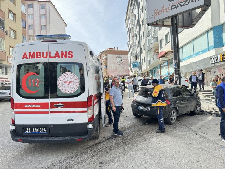 Erzurum'da servis minibüsü ile otomobil çarpıştı, 6 kişi yaralandı
