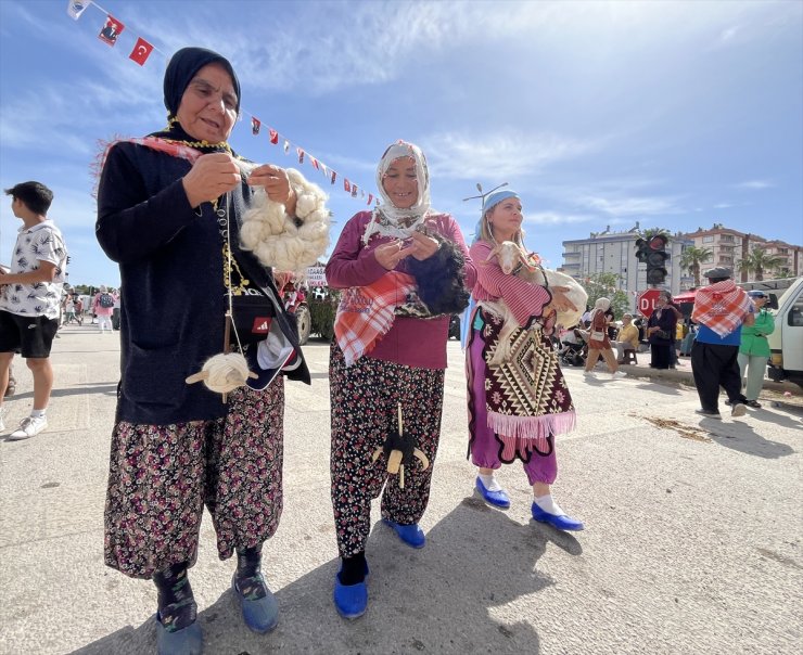 Geleneksel Kumluca Tarım ve Seracılık Festivali'nin açılışında Yörük göçü canlandırıldı