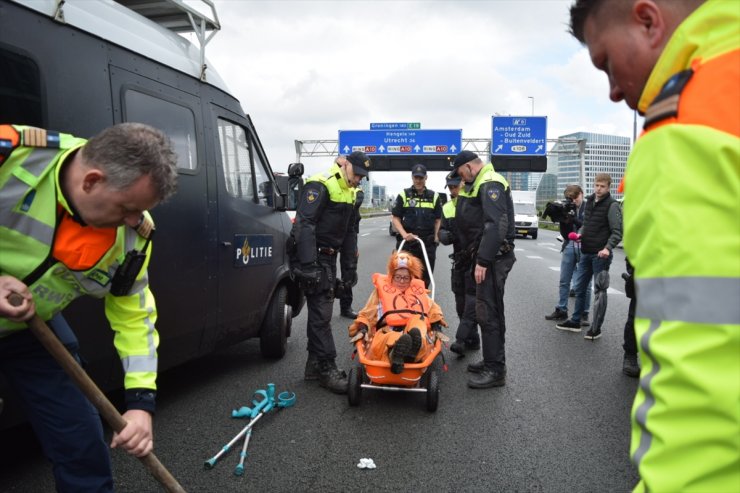 Hollanda'da yol kapatan 100'den fazla çevreci aktivist gözaltına alındı