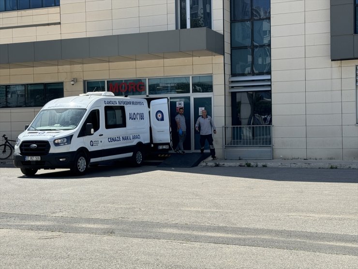 Antalya'da otomobilin altında kalarak ölen patenli çocuğun cenazesi ailesine teslim edildi